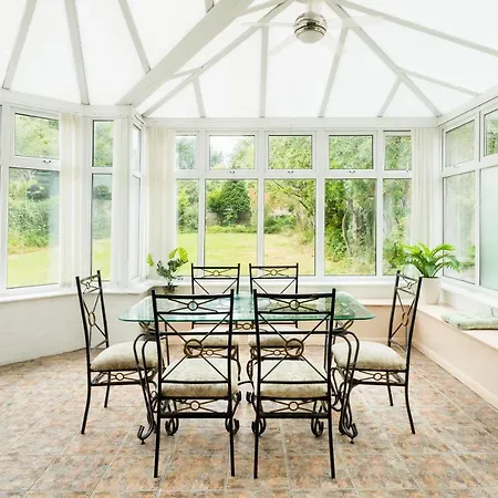 Beautiful 6 Bedroom House For 17 Guests Next To Edgbaston Stadium