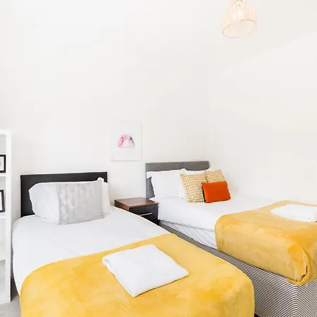 Beautiful 6 Bedroom House For 17 Guests Next To Edgbaston Stadium 아파트 버밍엄