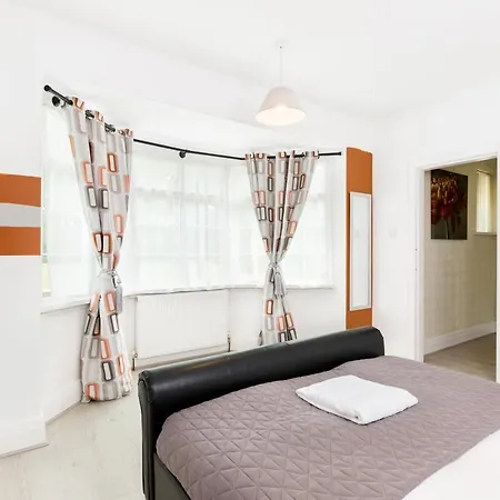 Beautiful 6 Bedroom House For 17 Guests Next To Edgbaston Stadium 아파트